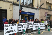 Protesta ante la sede del BBVA en El Pont de Suert el pasado lunes. 