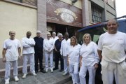 Los trabajadores delante de la sede en el barrio de Pardinyes.