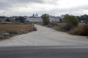 El camino de acceso a la zona industrial de Guissona.