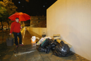 Un vecino de Ciutat Jardí junto a bolsas de basura, en una imagen de archivo.