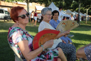 Un grup de dones miren d’evitar la intensa calor amb vanos.