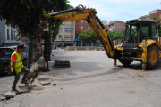 Una máquina inicia la demolición de parte de la plaza de l’Ajuntament, que quedará por ahora vallada.