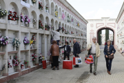 Usuarios ayer en el cementerio arreglando las sepulturas de sus familiares antes de Tots Sants. 