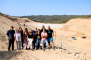 Los ediles contrarios al vertedero de Riba-roja, ayer en el exterior del recinto de las obras. 