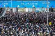 Manifestants entren a la seu del Parlament de Hong Kong després de fer caure la porta