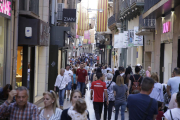 Ciudadanos paseando y comprando ayer por la calle Major.