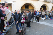 Veïns de Linyola esperant perquè beneïssin les mascotes