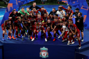 La plantilla del Liverpool, en el momento de levantar su sexta Champions, tras vencer al Tottenham ayer en el Wanda Metropolitano.