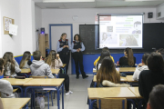 Moment de la xarrada dels Mossos d’Esquadra ahir en el Col·legi Sant Jaume-Les Heures.