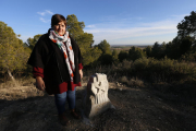 L’alcaldessa de Castelló de Farfanya, Cristina Lafay, al costat del monòlit dedicat a Julià Babia.