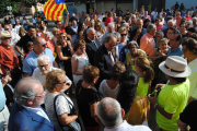 Una gran multitud de vecinos recibieron ayer a Torra en El Poal. 