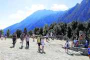 Turistas en el Parc Nacional d’Aigüestortes en la zona del lago de Sant Maurici el pasado 15 de agosto.