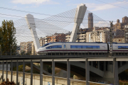 Un tren AVE saliendo de Lleida, a la altura del puente de Príncep de Viana.