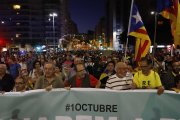 La marcha arrancó en Ricard Viñes y acabó junto al CAP de Cappont. En la imagen, a la altura del puente de la Universitat