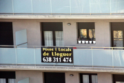 Un cartell de lloguer en un habitatge.