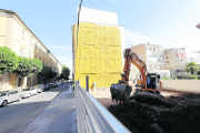 Una excavadora trabajando en el solar ayer por la tarde. Al fondo, el actual edificio de la clínica.