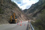 Operarios trabajando en la carretera N-260 ayer por la tarde.