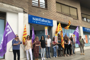 Trabajadores de Accepta, ayer, protestando por el plan de Santalucía de cerrar su ‘call center’ en Lleida. 