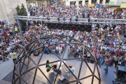 La plaza Major de Tàrrega, abarrotada de público ayer frente al escenario en el que se desarrolló la ‘conversación’ inaugural del certamen.