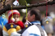 Xumets penjats en el primer 'Arbre dels xumets' de Castella i Lleó, al Parc de les Quatre Estacions, d'Àvila, en les branques del qual els més petits de la ciutat podran dipositar i acomiadaran del que ha estat el seu company durant la infantesa.