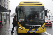 Una usuaria sube a un autobús en la parada enfrente de la Paeria.