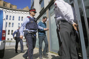 José Antonio Ortiz Cambray, esposado, ayer antes de la comparecencia en la oficina de atención de la víctima en el Canyeret. 