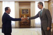 El rei Felip VI saluda el president d'UPN, José Javier Esparza Abaurrea, aquest matí al Palau de la Sarsuela.