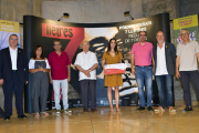 La ganadora, en el centro de la imagen, junto con los organizadores y mecenas del premio literario.