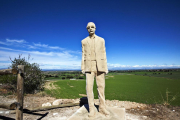 Imatge de l’escultura de Manuel de Pedrolo, obra d’Enric Porta Sàrries, instal·lada ja a l’Aranyó.