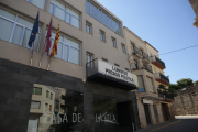 Imagen de la fachada del ayuntamiento con la senyera. 