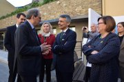 El president Quim Torra conversa con Vicenç Voltes ante Rosa Maria Perelló y Albert Batalla.