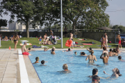 Imagen de archivo de las piscinas municipales del barrio de Pardinyes. 