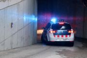 Un coche de los Mossos entra en un juzgado en Barcelona.