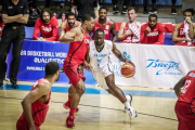 Mike Carey porta la pilota en un partit amb la selecció.