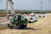 Obras para soterrar tuberías del riego en Verdú, uno de los sectores donde avanzan las obras.