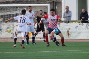 Un jugador del Balaguer controla el balón, ayer en el derbi.