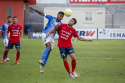 Joanet disputa una pilota al jugador de l’Olot, Pedro, en una acció del partit de dissabte.