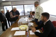 Boldú, de pie a la derecha, contempla la presentación de credenciales por los regantes que votaron.