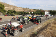 Más de 150 personas se concentraron ayer entre los kilómetros 86 y 87 de la C-12 cerca de Flix. 