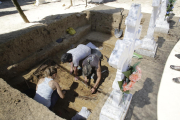 Vista de los trabajos de exhumación en la fosa localizada en el cementerio de Alguaire. 