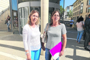 Mari Valle y Mari Luz Moreno, ayer ante las puertas de los juzgados de Lleida. 