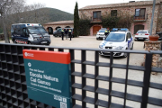 Mossos d'esquadra y policia local ante el centro de Castelldefels (Barcelona) que acoge a 35 menores extranjeros no acompañados, conocidos como 'menas', tutelados por la Generalitat, que fue asaltado el sábado por la noche por unos 25 encapuchados que causaron destrozos en el establecimiento y agredieron a dos educadores y un interno, que fue trasladado a un hospital.