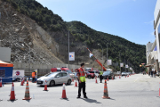 Los trabajos para instalar el muro provisional avanzaban ayer a buen ritmo.