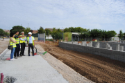 Miembros del consistorio y de la empresa, visitando las obras ayer. 