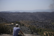 Un veí de Llardecans contempla les conseqüències del gran incendi de la Ribera d’Ebre i Ponent.