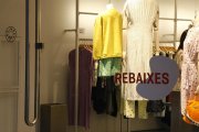 Primeras rebajas, pocas ventas  -  Algunos escaparates del Eix ya lucen carteles de rebajas y descuentos. El presidente de los comerciantes, Llorenç González, dijo que “como la ley catalana de comercio está suspendida, algunos hacen rebajas cu ...