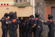 Momento de la entrada policial en la casa de los detenidos en Vilanova de Bellpuig. 