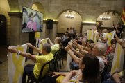 Las personas que siguieron el pleno desde una pantalla en el patio de la Paeria se mostraron efusivos.