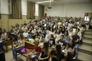 Decenas de opositores esperando su turno para presentarse a los tribunales, ayer en el Màrius Torres. 