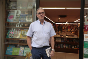 Miquel Bernal, ayer en la librería Punt de Llibre tras anunciar el cierre después de 34 años de actividad.